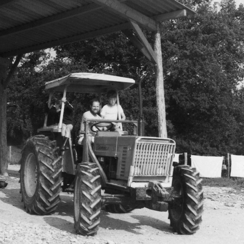 Pierre-Yves sur un tracteur à la ferme Hournau.