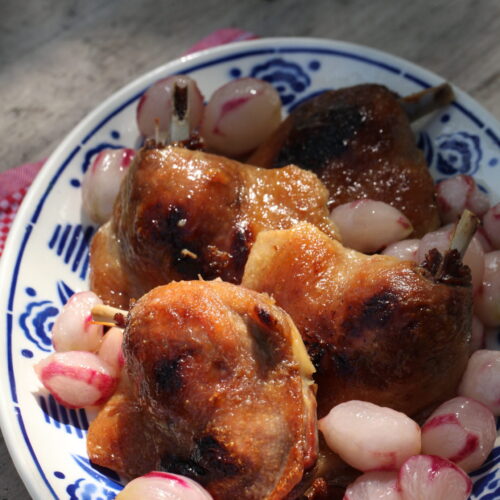 Cuisses de canard confites et radis glacés