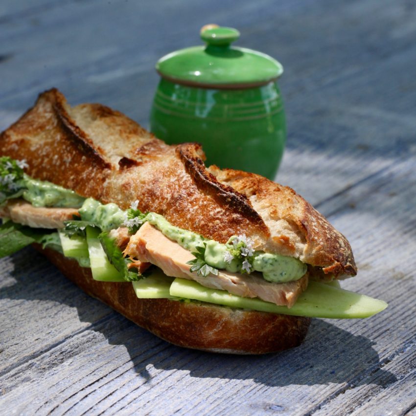 Sandwich de longe confit et sauce aux herbes