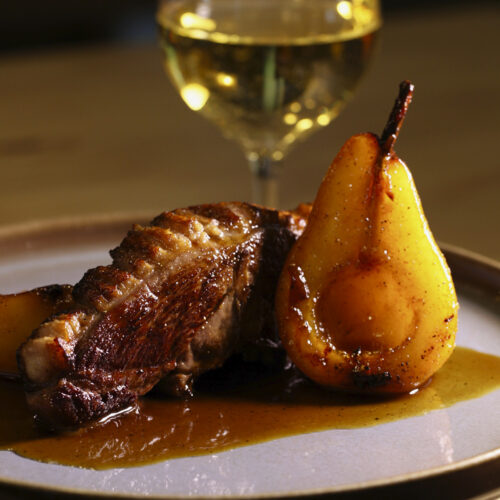 Recette délicieuse de poire et de magret, avec son verre de vin blanc