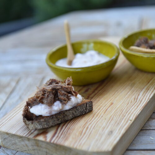 La tartine ricotta, pêche et effiloché de canard
