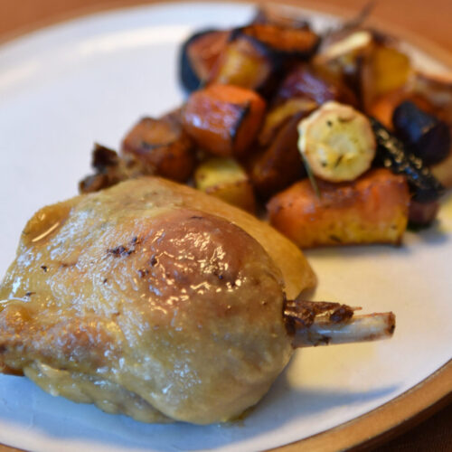 Confit de canard et légumes rôtis.