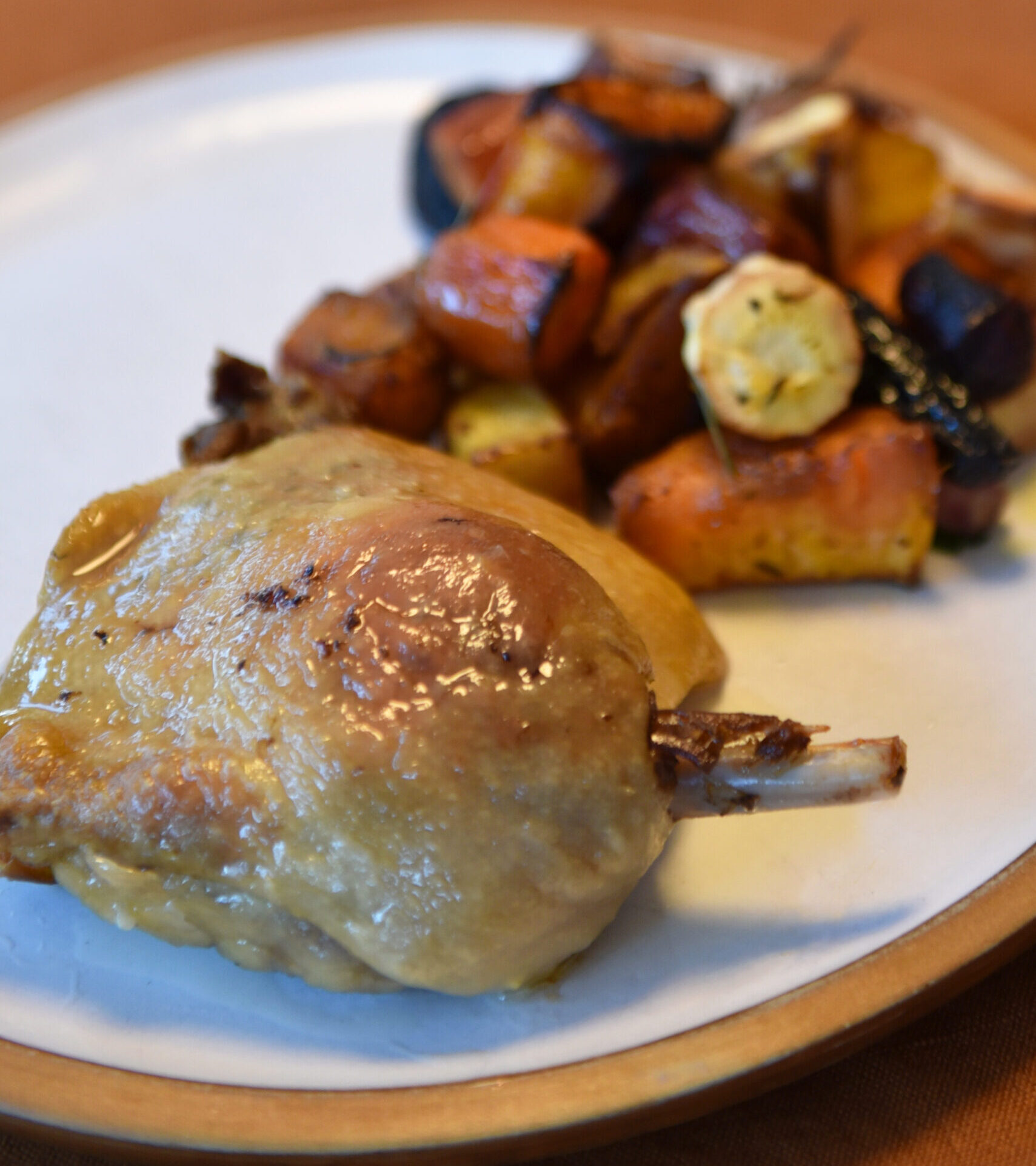 Confit de canard et légumes rôtis.